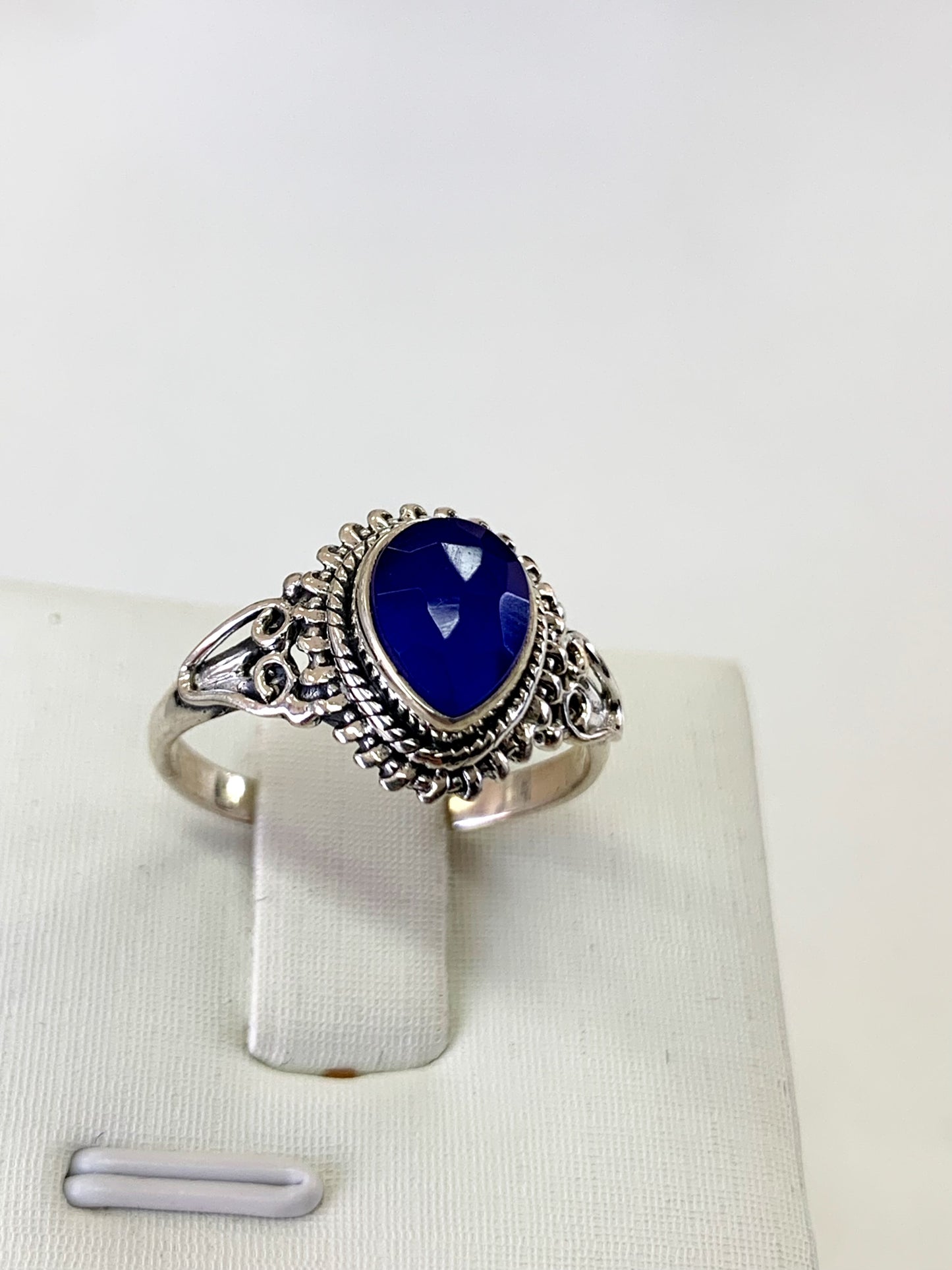 Anillo Plata envejecida y piedra zafiro